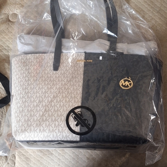 Michael Kors Black and Cream Men's Bag - Picture 2 of 6